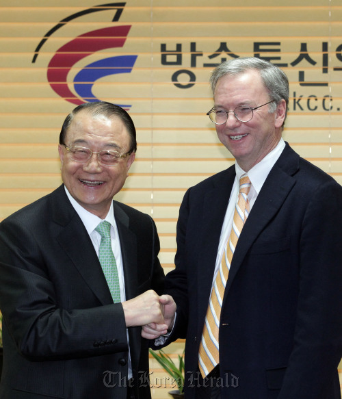 Korea Communications Commission chairman Choi See-joong (left) greets Google chairman Eric Schmidt before talks in Seoul on Monday. Yonhap News