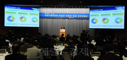 곽승준 미래기획위원회 위원장이 8일 오전 대한상공회의소에서 열린 조찬간담회에 참석해 강의를 하고 있다. 박해묵 기자/mook@heraldm.com\r\n곽승준 미래기획위원회 위원장이 8일 오전 대한상공회의소에서 열린 조찬간담회에 참석해 강의를 하고 있다. 박해묵 기자/mook@heraldm.com\r\n곽승준 미래기획위원회 위원장이 8일 오전 대한상공회의소에서 열린 조찬간담회에 참석해 강의를 하고 있다. 박해묵 기자/mook@heraldm.com