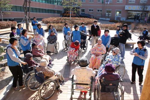 귀뚜라미그룹이 한국가스안전공사와 함께 9일부터 4주간에 걸쳐 매주 수요일 사회적 소외계층 및 복지시설을 찾아가 따뜻한 겨울나기를 위한 ‘제5회 워밍업 코리아(Warming Up! Korea)’ 봉사활동을 실시한다.\r\n귀뚜라미그룹이 한국가스안전공사와 함께 9일부터 4주간에 걸쳐 매주 수요일 사회적 소외계층 및 복지시설을 찾아가 따뜻한 겨울나기를 위한 ‘제5회 워밍업 코리아(Warming Up! Korea)’ 봉사활동을 실시한다.