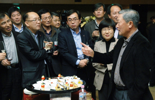 연말 인사시즌을 본격적으로 맞이한 재계가 기대감으로 술렁거리고 있다. 올해 인사의 특징은 성별 파괴, 학력 파괴, 승진연한 파괴 등을 바탕으로 한 과감한 물갈이와 발탁 인사로 요약될 것으로 보인다. 사진은 올해 초 구본무 LG 회장이 신임 임원들과 만찬을 하면서 격려하는 모습.  [사진제공=LG]