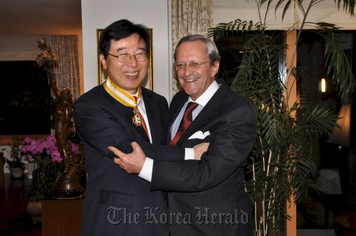Hankuk University of Foreign Studies president Park Chul and Spanish Ambassador Luis Arias-Romero after Park was decorated with the Order of Isabel the Catholic.  Yoav Cerralbo/The Korea Herald