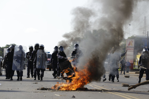 <YONHAP PHOTO-0177> Liberian police advance past a burning street barricade as they follow retreating opposition party supporters, near opposition party headquarters in Monrovia, Liberia, Monday, Nov. 7, 2011. Violence broke out at the headquarters of the country's opposition party and at least one person was killed Monday, less than 24 hours before Liberia's presidential runoff that is being viewed as a test of the country's peace after a devastating civil war.(AP Photo/Rebecca Blackwell)/2011-11-08 04:25:03/ <저작권자 ⓒ 1980-2011 ㈜연합뉴스. 무단 전재 재배포 금지.>
Liberian police advance past a burning barricade in Monrovia, Liberia on Monday. AP-Yonhap News