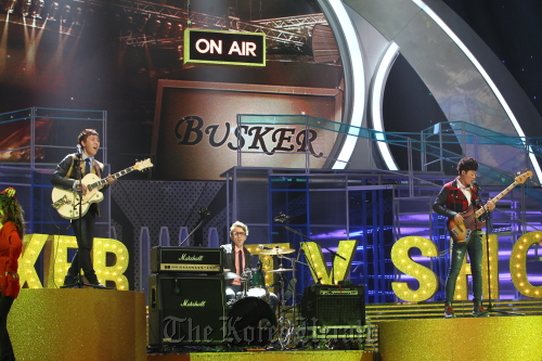 Busker Busker performs “Valenti” at the semifinal on Friday at the Peace Hall at Kyunghee University.  CJ E&M