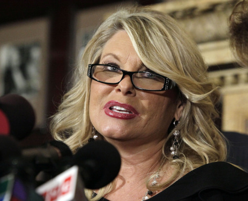 <YONHAP PHOTO-0335> Sharon Bialek, a Chicago-area woman, addresses a news conference at the Friars Club, Monday, Nov. 7, 2011, in New York. Bialek accused Republican presidential contender Herman Cain of making an unwanted sexual advance against her in 1997. She says she wants to provide "a face and a voice" to support other accusers who have so far remained anonymous. (AP Photo/Richard Drew)/2011-11-08 05:54:38/ <저작권자 ⓒ 1980-2011 ㈜연합뉴스. 무단 전재 재배포 금지.>
Sharon Bialek, who claims to have been harassed by Herman Cain, speaks to reporters on Monday in New York. AP-Yonhap News