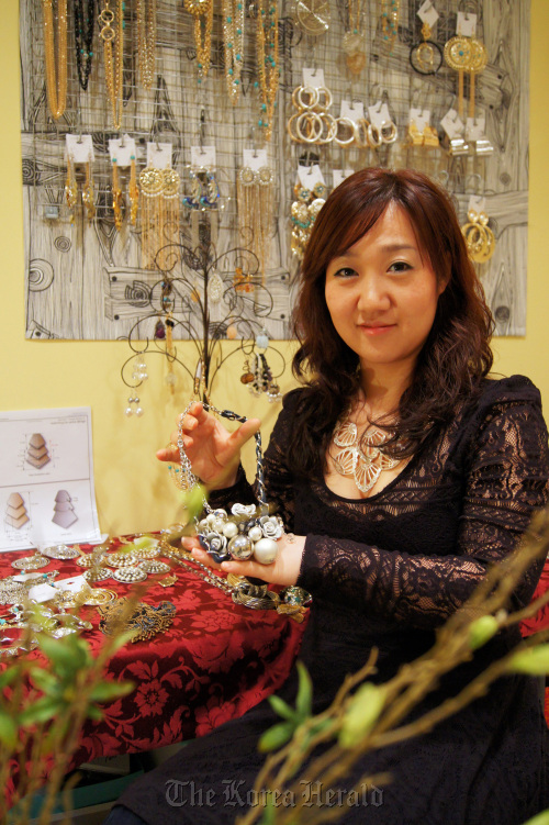 Kim Jung-hee, a fashion jewelry designer based in New York City, incorporates traditional Korean patterns with New York’s architecture design.