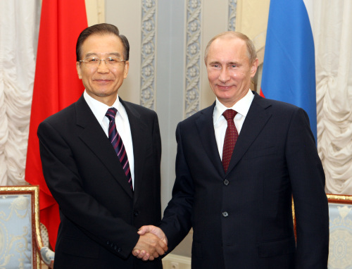 <YONHAP PHOTO-0187> (111107) -- SAINT PETERSBURG, Nov. 7, 2011 (Xinhua) -- Chinese Premier Wen Jiabao (L) meets with Russian Prime Minister Vladimir Putin in St. Petersburg, Russia, Nov. 7, 2011. (Xinhua/Yao Dawei)(mcg) /2011-11-08 04:26:39/ <저작권자 ⓒ 1980-2011 ㈜연합뉴스. 무단 전재 재배포 금지.>
Chinese Premier Wen Jiabao (left) meets with Russian Prime Minister Vladimir Putin in St. Petersburg, Russia, Monday.  Xinhua-Yonhap News