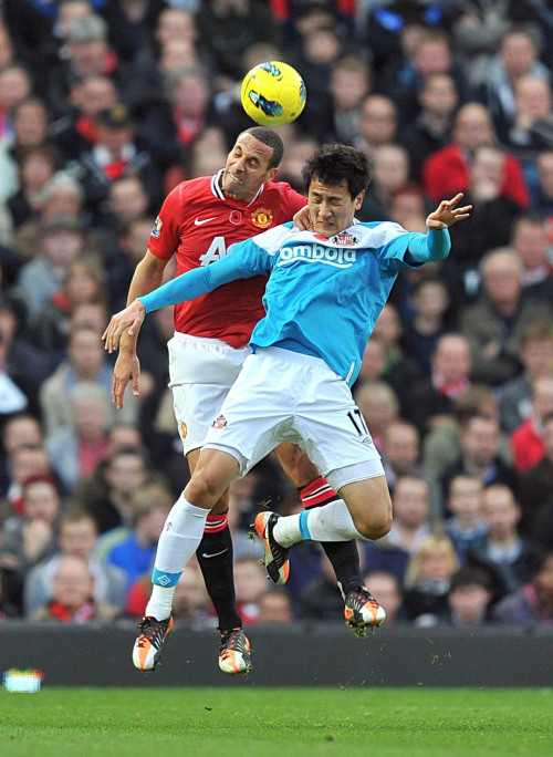 <YONHAP PHOTO-0609> Manchester United's Rio Ferdinand, left, and Sunderland's Dong-Won Ji in action during the English Premier League soccer match at Old Trafford, Manchester, England, Saturday Nov. 5, 2011. Manchester United won the match 1-0. (AP Photo/PA, Martin Rickett) UNITED KINGDOM OUT NO SALES NO ARCHIVE/2011-11-06 11:16:02/ <저작권자 ⓒ 1980-2011 ㈜연합뉴스. 무단 전재 재배포 금지.>
Sunderland’s Ji Dong-won (front) is still getting his feet wet in the English Premier League.
AP-Yonhap News