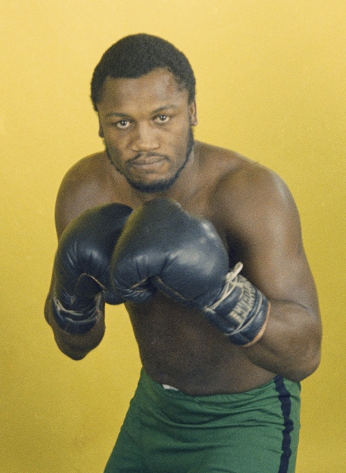 <YONHAP PHOTO-0966> FILE - In this undated file photo, boxer Joe Frazier poses for a photo. Frazier, the former heavyweight champion who handed Muhammad Ali his first defeat yet had to live forever in his shadow, has died after a brief final fight with liver cancer. He was 67. The family issued a release confirming the boxer's death on Monday night, Nov. 7, 2011. (AP Photo/File)/2011-11-08 13:26:08/ <저작권자 ⓒ 1980-2011 ㈜연합뉴스. 무단 전재 재배포 금지.>
Boxing legend Joe Frazier  AP-Yonhap News