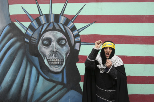 <YONHAP PHOTO-2096> A female Iranian teacher chants anti-US slogans, in front of a satirized drawing of the Statue of Liberty, painted on the wall of the former US Embassy in Tehran, Iran, in an annual state-backed rally, on Friday, Nov. 4, 2011, marking the anniversary of the seizure of the US Embassy by militant students on Nov. 4, 1979, when militant Iranian students who believed the embassy was a center of plots against the Persian country held 52 Americans hostage for 444 days. The US severed diplomatic ties in response, and the two countries have not had formal relations since. (AP Photo/Vahid Salemi)/2011-11-04 19:34:25/ <저작권자 ⓒ 1980-2011 ㈜연합뉴스. 무단 전재 재배포 금지.>
An Iranian protester chants anti-U.S. slogans in front of a satirized drawing of the Statue of Liberty in Iran on Friday. AP-Yonhap News