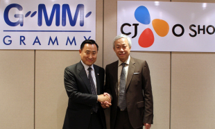 CJ오쇼핑이 태국 최대 엔터테인먼트 그룹인 GMM그래미사와 손잡고 태국 진출을 본격화한다. 중국과 인도, 일본, 베트남 등 아시아 지역에 활발하게 진출하고 있는 CJ오쇼핑이 태국 시장 공략을 본격화하면서 지난달부터 태국에서 방송을 시작한 GS샵과의 승부에도 관심이 집중되고 있다.\r\nCJ오쇼핑은 GMM그래미와 자본금 약 200억원의 합자법인을 설립하고, 다음해 상반기부터 위성TV와 케이블TV를 통해 태국 전체 약 1000만 시청가구를 대상으로 24시간 방송을 시작할 예정이다. GMM그래미와의 협력 구도에서 CJ오쇼핑은 홈쇼핑 사업운영과 IT 인프라 구축을, GMM은 태국 내 채널 확보 및 광고홍보와 인허가를 담당하기로 했다.\r\n태국 내 파트너로 선정된 GMM은 1983년에 설립된 태국 최대의 엔터테인먼트, 미디어그룹으로 총 11개의 위성방송 및 케이블TV 채널과 라디오 채널 4개를 운영하고 있다. 지난해에는 3500억원의 매출액을 기록하기도 했다. CJ오쇼핑은 GMM이 태국 내 안정적인 방송기반을 확보하고 있기 때문에 온라인 유통시장 개척에 든든한 지원군 역할을 할 것으로 기대하고 있다.