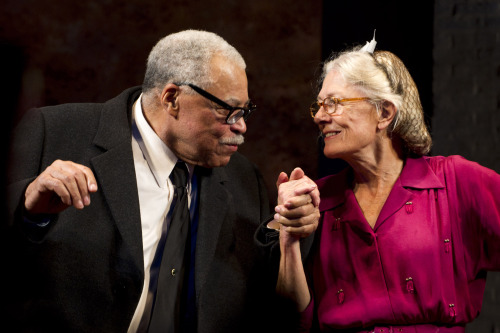 <YONHAP PHOTO-1093> FILE - In this Oct. 25, 2010 file photo, James Earl Jones, left, and Vanessa Redgrave appear at the curtain call for the opening night of "Driving Miss Daisy" on Broadway in New York. The Academy of Motion Picture Arts and Sciences says it will honor Redgrave Sunday, Nov. 13, 2011 in London, where she is starring with Jones in the London production of ?Driving Miss Daisy.? Jones is to receive an honorary Oscar Saturday at the Governors Awards, but says he'll participate in the Los Angeles ceremony by video so he can continue ?Daisy's? run and fete Redgrave in person. (AP Photo/Charles Sykes, File)/2011-11-07 14:37:50/ <저작권자 ⓒ 1980-2011 ㈜연합뉴스. 무단 전재 재배포 금지.>
James Earl Jones (left) and Vanessa Redgrave appear at the curtain call for the opening night of “Driving Miss Daisy” on Broadway in New York.  AP-Yonhap News