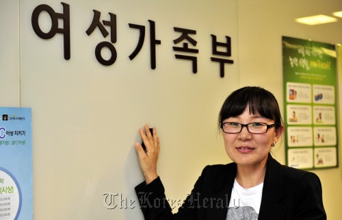 정수림 여성가족부 몽골여성<br />김명섭 기자 msiron@
Jadamba Lkhagvasuren poses for a photo Friday at the Ministry of Gender Equality & Family, where she was the first migrant wife to be hired by the central government. Kim Myung-sub/The Korea Herald