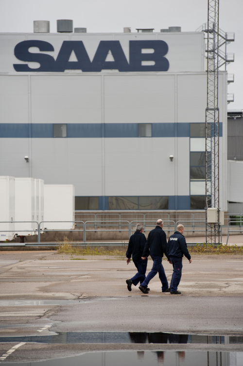 Employees walk through the grounds of the Saab Automobile factory in Trollhaettan, Sweden, on Monday. Oct. 31, 2011. Pang Da Automobile Trade Co. and Zhejiang Youngman Lotus Automobile, the Chinese companies that plan to buy Saab Automobile, are set to invest 610 million euros ($853 million) in the Swedish carmaker starting next year. Photographer: Erik Abel/Bloomberg
Employees walk through the grounds of the Saab Automobile factory in Trollhaettan, Sweden.   Bloomberg