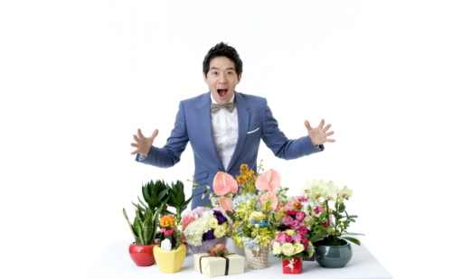 달콤한 초코막대과자를 선물하는 작은 이벤트에서 시작한 11월 11일 빼빼로데이. 올해는 ‘1’이 여섯 번이나 겹치면서 ‘밀레니엄 빼빼로데이’라는 특별한 의미까지 더해지며 그 여느 때보다 열기가 더 뜨겁다. 이런 열기를 업고 업계에서는 빼빼로데이를 이용한 각종 이벤트와 마케팅에 적극 나서고 있다.\r\n최근 군 제대 후 각종 프로그램에서 끼를 과시하며 ‘예능대세’로 자리매김한 붐이 모델로 나선 ‘붐꽃배달’(www.flower365.com) 역시 적극적인 이벤트를 펼치고 있다.\r\n‘붐꽃배달’ 측은 “많은 사람들에게 사랑 받고 있는 붐의 친근하고 유쾌한 이미지가 사랑과 행복을 전하는 꽃배달 서비스의 이미지와 부합한다고 생각했다”며 “다양한 예능 프로그램에서 그가 보여주고 있는 ‘막강파워’를 발휘, 고객에게 다가가는 서비스로 꽃배달 서비스 업계에서 새로운 붐을 일으킬 것으로 기대한다”고 밝혔다.