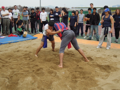 Two foreign students compete in the ssireum event at the Korea International Students Sports Festival in Namyangju on Saturday.
(Paul Kerry/The Korea Herald)