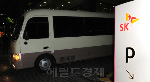 8일 저녁  검찰 수사관들이 최태원 SK그룹 회장의 비자금 수사를 위해 SK그룹을 압수수색한 가운데  회계장부와 금융거래 자료 등을 확보하고 서울 종로구 서린동 SK그룹 본사를 서둘러 나서고 있다. 이상섭 기자. babtong@heraldm.com 2011.11.08\r\n8일 저녁  검찰 수사관들이 최태원 SK그룹 회장의 비자금 수사를 위해 SK그룹을 압수수색한 가운데  회계장부와 금융거래 자료 등을 확보하고 서울 종로구 서린동 SK그룹 본사를 서둘러 나서고 있다. 이상섭 기자. babtong@heraldm.com 2011.11.08