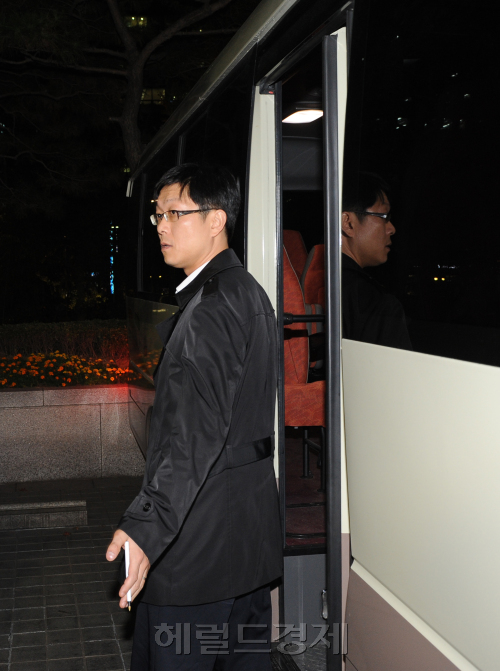 8일 저녁  검찰 수사관들이 최태원 SK그룹 회장의 비자금 수사를 위해 SK그룹을 압수수색한 가운데  회계장부와 금융거래 자료 등을 확보하고 서울 종로구 서린동 SK그룹 본사를 서둘러 나서고 있다. 이상섭 기자. babtong@heraldm.com 2011.11.08\r\n8일 저녁  검찰 수사관들이 최태원 SK그룹 회장의 비자금 수사를 위해 SK그룹을 압수수색한 가운데  회계장부와 금융거래 자료 등을 확보하고 서울 종로구 서린동 SK그룹 본사를 서둘러 나서고 있다. 이상섭 기자. babtong@heraldm.com 2011.11.08