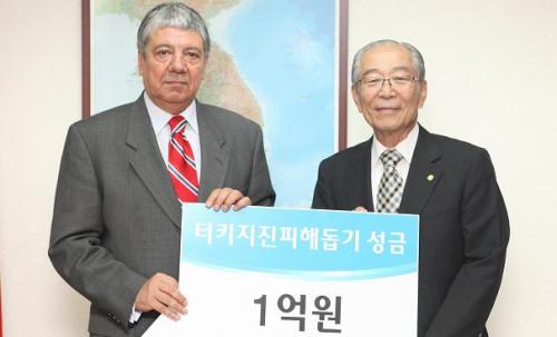 강신호 기업인 출생 1927년 5월 13일 소속 동아제약 (대표이사 회장)\r\n\r\n왼쪽    강신호\r\n오른쪽  나지 사르바쉬 주한 터키 대사