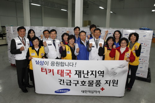삼성과 대한적십자사는 8일 충북 음성군에 위치한 대한적십자사 구호물류센터에서 지진과 홍수로 고통을 받고 있는 터키와 태국을 지원하기 위해 긴급구호물품을 포장해 보냈다. 삼성사회봉사단 장인성(앞줄 가운데) 상무 등 관계자들이 포장 작업 후 기념촬영을 하고 있다.