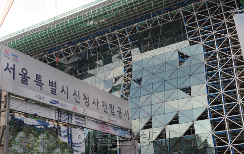 서울신청사_유리달기.<br />이상섭 기자. babtong@heraldm.com 2011.11.09\r\n서울신청사_유리달기.\n이상섭 기자. babtong@heraldm.com 2011.11.09\r\n서울신청사_유리달기.\n이상섭 기자. babtong@heraldm.com 2011.11.09