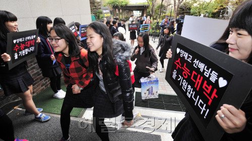 2012년 대학 수학능력 시험 하루전인 9일 오전 서울 양재고에서 선생님, 학부모, 재학생들이 교문을 나서는 수험생들에게 응원을 하고 있다.<br />김명섭 기자 msiron@\r\n2012년 대학 수학능력 시험 하루전인 9일 오전 서울 양재고에서 선생님, 학부모, 재학생들이 교문을 나서는 수험생들에게 응원을 하고 있다.\n김명섭 기자 msiron@\r\n2012년 대학 수학능력시험 하루 전인 9일 오전 서울 양재고에서 선생님, 학부모, 재학생들이 수험표를 받고 교문을 나서는 수험생들을 응원하고 있다. 김명섭 기자/msiron@heraldm.com