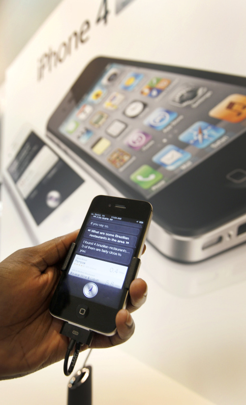 <YONHAP PHOTO-0626> A customer displays an Apple Inc. iPhone 4S for a photo at a Sprint Nextel Corp. store in Palo Alto, California, U.S., on Friday, Oct. 14, 2011. Sprint Nextel said sales of Apple Inc.'s iPhone 4 and 4S smartphones exceeded expectations and set a company record for daily sales of a device family. Photographer: Tony Avelar/Bloomberg/2011-10-15 11:38:35/ <저작권자 ⓒ 1980-2011 ㈜연합뉴스. 무단 전재 재배포 금지.>
A customer displays an Apple Inc. iPhone 4S at a Sprint Nextel Corp. store in Palo Alto, California.  Bloomberg
A customer displays an Apple Inc. iPhone 4S at a Sprint Nextel Corp. store in Palo Alto, California.  Bloomberg
A customer displays an Apple Inc. iPhone 4S at a Sprint Nextel Corp. store in Palo Alto, California.  Bloomberg