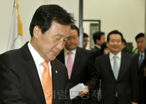 민주당 손학규 대표를 비롯한 지도부가 9일 오전 국회에서 열린 최고위원회의장에 들어서고 있다.양동출dcyang@heraldm.com/111109/\r\n민주당 손학규 대표를 비롯한 지도부가 9일 오전 국회에서 열린 최고위원회의장에 들어서고 있다.양동출dcyang@heraldm.com/111109/\r\n손학규 민주당 대표가 9일 열린 최고위원회의에 들어오면서 절충안을 받아들여야 할지, 아니면 야권공조로 가야할지 고민하는 듯 보인다. 김성곤 의원 등 민주당 소속 의원 45명은 전날 “정부가 FTA 비준안 발효 즉시 미국과 ISD 존치 여부에 대해 협상한다는 약속을 받아온다면 비준안 처리에 반대하지 않겠다”는 절충안을 제시했다.   양동출dcyang@heraldm.com