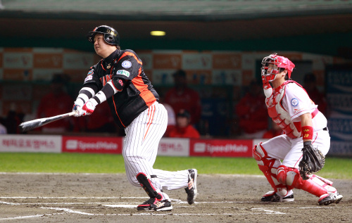 <YONHAP PHOTO-3096> <2011 PO> 이대호 홈런!!! (인천=연합뉴스) 신준희 기자 = 20일 인천 문학경기장에서 열린 2011 프로야구 플레이오프 4차전 SK 와이번스와 롯데 자이언츠의 경기. 6회초 무사 상황에서 롯데 이대호가 1점 홈런을 터뜨리고 있다. 2011.10.20 hama@yna.co.kr/2011-10-20 19:54:47/ <저작권자 ⓒ 1980-2011 ㈜연합뉴스. 무단 전재 재배포 금지.>
Lee Dae-ho has hit at least 20 homers in seven of his eight full seasons with the Giants.   Yonhap News