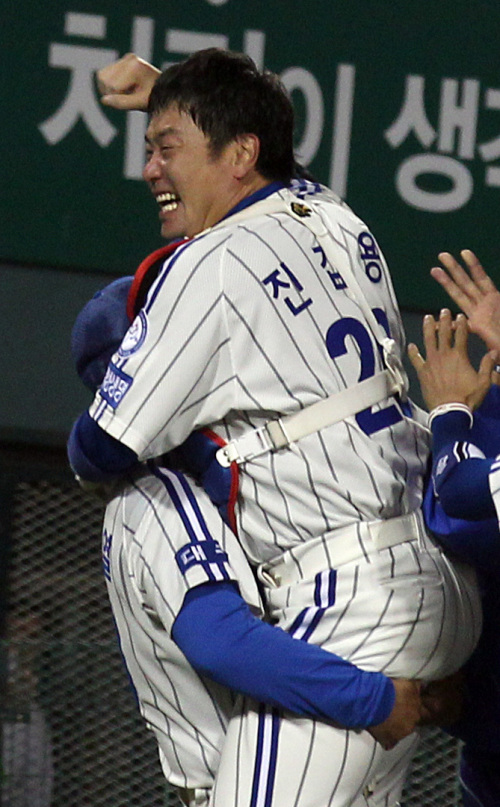 <YONHAP PHOTO-1895> <2011 KS> 승리에 기쁜 진갑용 (서울=연합뉴스) 배정현 기자 = 31일 오후 서울 잠실야구장에서 열린 2011 프로야구 한국시리즈 5차전 SK 와이번즈와 삼성 라이온즈의 경기. 1-0으로 승리한 삼성 진갑용이 기뻐하고 있다. 2011.10.31 doobigi@yna.co.kr/2011-10-31 21:37:11/ <저작권자 ⓒ 1980-2011 ㈜연합뉴스. 무단 전재 재배포 금지.>
Jin Kab-yong is one the KBO’s best defensive catchers.   Yonhap News