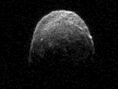 <YONHAP PHOTO-2133> This image made from radar data obtained on Nov. 7, 2011 at 11:45 a.m. PST (2:45 p.m. EST/1945 UTC) and provided by NASA shows asteroid 2005 YU55 when the space rock was at 3.6 lunar distances, which is about 860,000 miles, or 1.38 million kilometers, from Earth. The asteroid the size of an aircraft carrier is set to make a close but harmless swing by Earth on Tuesday, Nov. 8, 2011. Scientists at NASA's Near-Earth Object Program, which tracks asteroids and comets, ruled out any chance of impact. (AP Photo/NASA/JPL-Caltech)/2011-11-08 23:44:51/ <저작권자 ⓒ 1980-2011 ㈜연합뉴스. 무단 전재 재배포 금지.>
Asteroid 2005 YU55, at 1.38 million kilometers from Earth on Monday. AP-Yonhap News
