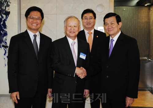 대한상공회의소 등 경제4단체가 9일 오후 서울 영등포구 여의도동 63빌딩에서 쯔엉떤상 베트남 국가주석을 초청해 오찬간담회를 가진 가운데 손경식 대한상의 회장과 쯔엉떤상 베트남 국가주석이 악수를 나누고 있다. 박해묵 기자/mook@heraldm.com\r\n대한상공회의소 등 경제4단체가 9일 오후 서울 영등포구 여의도동 63빌딩에서 쯔엉떤상 베트남 국가주석을 초청해 오찬간담회를 가진 가운데 손경식 대한상의 회장과 쯔엉떤상 베트남 국가주석이 악수를 나누고 있다. 박해묵 기자/mook@heraldm.com