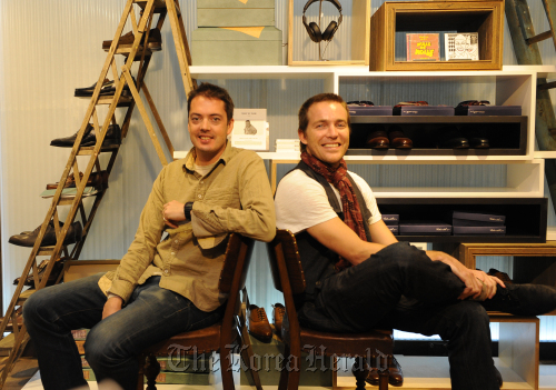 디자이너 듀오 Rag&Bone 인터뷰.<br />이상섭 기자. babtong@heraldm.com 2011.11.07
Marcus Wainwright (left) and David Neville, designer duo of rag & bone, pose at the Bleecker pop-up store in Apgujeong-dong, southern Seoul.  Lee Sang-sub/ The Korea Herald