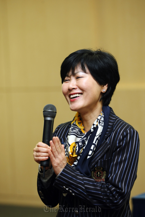 Travel writer and advisor to the U.N. Central Emergency Response Fund (CERF) speaks during a press conference prior to her lecture at the 2011 World Trail Conference at International Convention Center on Jeju, Tuesday. Jeju Olle
한비야 (한인순) 국제기관단체인 출생1958년 (서울특별시)소속 유엔 중앙긴급대응기금 (자문위원)