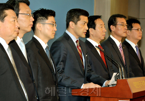 한나라당 소속 의원 22명으로 결성된 ‘국회바로세우기모임’이 지난해 12월 16일 기자회견에서 “의원직을 걸고 물리력에 의한 의사 진행에 동참하지 않을 것”이라고 밝히고 있다.