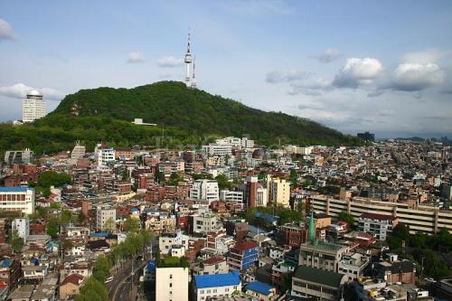 서울 용산구 후암동 특별계획구역이 단독개발의 방향으로 논의를 시작하면서  용산2가동 해방촌 주민들을 후암동으로 이주시켜 조성하려던 ‘남산 그린웨이 프로젝트’의 성사 가능성이 낮아지고 있다. 사진은 용산구 후암동 일대 전경.