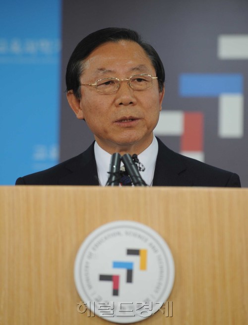2012학년도 수학능력시험이 시행되는 10일 오전 세종로 정부청사 합동브리핑실에서 이흥수 수능 출제위원장이 브리핑을 하고 있다.<br />이상섭 기자. babtong@heraldm.com 2011.11.10\r\n2012학년도 수학능력시험이 시행되는 10일 오전 세종로 정부청사 합동브리핑실에서 이흥수 수능 출제위원장이 브리핑을 하고 있다.\n이상섭 기자. babtong@heraldm.com 2011.11.10\r\n2012학년도 수학능력시험이 시행되는 10일 오전 세종로 정부청사 합동브리핑실에서 이흥수 수능 출제위원장이 브리핑을 하고 있다.\n이상섭 기자. babtong@heraldm.com 2011.11.10