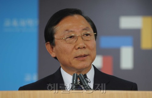 2012학년도 수학능력시험이 시행되는 10일 오전 세종로 정부청사 합동브리핑실에서 이흥수 수능 출제위원장이 브리핑을 하고 있다.<br />이상섭 기자. babtong@heraldm.com 2011.11.10\r\n2012학년도 수학능력시험이 시행되는 10일 오전 세종로 정부청사 합동브리핑실에서 이흥수 수능 출제위원장이 브리핑을 하고 있다.\n이상섭 기자. babtong@heraldm.com 2011.11.10\r\n2012학년도 수학능력시험이 시행되는 10일 오전 세종로 정부청사 합동브리핑실에서 이흥수 수능 출제위원장이 브리핑을 하고 있다.\n이상섭 기자. babtong@heraldm.com 2011.11.10