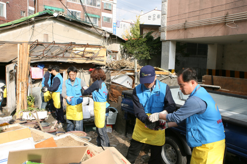 <YONHAP PHOTO-2065> '연탄으로 사랑 나눠요' (서울=연합뉴스) 한국가스안전공사 직원들이 9일 시흥시 소재 국민생활기초수급자 24가구를 대상으로 연탄 6천여장을 전달하고 있다. 2011.11.9 << 한국가스공사 >> photo@yna.co.kr/2011-11-09 18:48:43/ <저작권자 ⓒ 1980-2011 ㈜연합뉴스. 무단 전재 재배포 금지.>\r\n<YONHAP PHOTO-2065> '연탄으로 사랑 나눠요' (서울=연합뉴스) 한국가스안전공사 직원들이 9일 시흥시 소재 국민생활기초수급자 24가구를 대상으로 연탄 6천여장을 전달하고 있다. 2011.11.9 << 한국가스공사 >> photo@yna.co.kr/2011-11-09 18:48:43/ <저작권자 ⓒ 1980-2011 ㈜연합뉴스. 무단 전재 재배포 금지.>\r\n<YONHAP PHOTO-2065> '연탄으로 사랑 나눠요' (서울=연합뉴스) 한국가스안전공사 직원들이 9일 시흥시 소재 국민생활기초수급자 24가구를 대상으로 연탄 6천여장을 전달하고 있다. 2011.11.9 << 한국가스공사 >> photo@yna.co.kr/2011-11-09 18:48:43/ <저작권자 ⓒ 1980-2011 ㈜연합뉴스. 무단 전재 재배포 금지.>