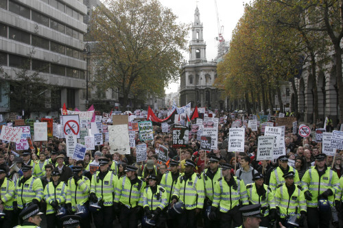 <YONHAP PHOTO-0375> (111109) -- LONDON, Nov. 9, 2011 (Xinhua) -- Students march during a protest in London, Britain, Nov. 9, 2011. More than ten thousand of British students took to the streets in central London on Wednesday to protest against university tuition fee rise and government's education fund cuts. (Xinhua/Bimal Gautam)/2011-11-10 08:30:29/ <저작권자 ⓒ 1980-2011 ㈜연합뉴스. 무단 전재 재배포 금지.>
A line of police blocks a march by students in London on Wednesday. Xinhua-Yonhap News