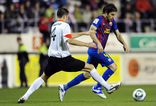 <YONHAP PHOTO-0283> FC Barcelona's Cesc Fabregas, right, runs with the ball against Hospitalet's Viale during a Copa del Rey soccer match at the Municipal stadium in L'Hospitalet Llobregat, Spain, Wednesday, Nov. 9, 2011. (AP Photo/Manu Fernandez)/2011-11-10 06:51:59/ <저작권자 ⓒ 1980-2011 ㈜연합뉴스. 무단 전재 재배포 금지.>
FC Barcelona’s Cesc Fabregas (right) runs with the ball against Hospitalet’s Viale during a Copa del Rey soccer match at the Municipal stadium in L’Hospitalet Llobregat, Spain, Wednesday. AP-Yonhap News