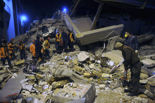 <YONHAP PHOTO-0602> Rescuers search for survivors in the rubble of a collapsed hotel in Van, eastern Turkey, late Wednesday, Nov. 9, 2011. An earthquake struck eastern Turkey on Wednesday night, killing at least three people and leaving dozens trapped in the rubble of toppled buildings damaged in the previous temblor, which had killed 600 people. About 20 buildings collapsed in the provincial capital of Van following a 5.7-magnitude quake, according to media reports.(AP Photo/Evrim Aydin, Anatolia) TURKEY OUT/2011-11-10 09:19:59/ <저작권자 ⓒ 1980-2011 ㈜연합뉴스. 무단 전재 재배포 금지.>
Rescuers search for survivors in the rubble of a hotel in Van, Turkey on Wednesday. AP-Yonhap News