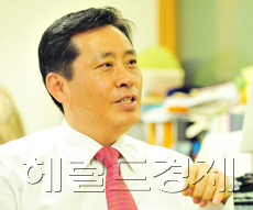 장용동 신문기자 출생 1958년 12월 13일 (전라북도)소속헤럴드경제 편집국 (편집국장)