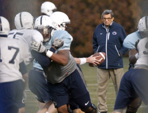 <YONHAP PHOTO-0709> Penn State coach Joe Paterno watches his football team practice, Wednesday, Nov. 9, 2011, in State College, Pa. Paterno, who preached success with honor for half a century but whose legend was shattered by a child sex abuse scandal, said Wednesday that he will retire at the end of this season. (AP Photo/Matt Rourke)/2011-11-10 09:47:57/ <저작권자 ⓒ 1980-2011 ㈜연합뉴스. 무단 전재 재배포 금지.>
Penn State coach Joe Paterno watches his football team practice on Wednesday.  AP-Yonhap News