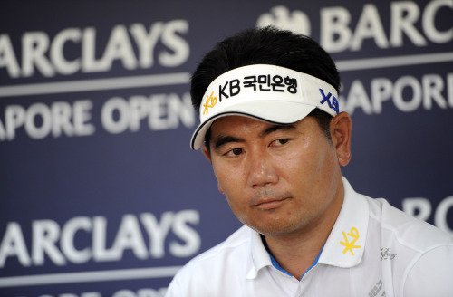 <YONHAP PHOTO-1980> South Korea's Y.E. Yang listens to a reporter's questions during a press conference ahead of this week's Singapore Open golf tournament in Singapore Wednesday, Nov. 9, 2011. (AP Photo/Bryan van der Beek)/2011-11-09 18:29:29/ <저작권자 ⓒ 1980-2011 ㈜연합뉴스. 무단 전재 재배포 금지.>
Yang Yong-eun listens to a reporter’s questions during a press conference ahead of this week’s Singapore Open golf tournament in Singapore on Wednesday.  AP-Yonhap News
양용은 골퍼
