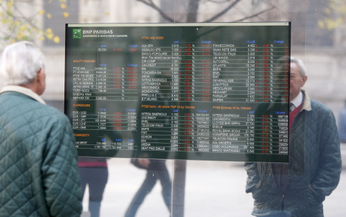 <YONHAP PHOTO-2453> A man checks a stock exchange monitor in Milan, Italy, Wednesday, Nov. 9, 2011. Italy's key borrowing rate spiked Wednesday well above the 7 percent level that eventually forced other eurozone countries to seek bailouts, amid uncertainty over who would lead the country when Premier Silvio Berlusconi steps down. (AP Photo/Antonio Calanni)/2011-11-09 23:14:09/ <저작권자 ⓒ 1980-2011 ㈜연합뉴스. 무단 전재 재배포 금지.>
A man checks a stock exchange monitor in Milan on Wednesday.  AP-Yonhap News
