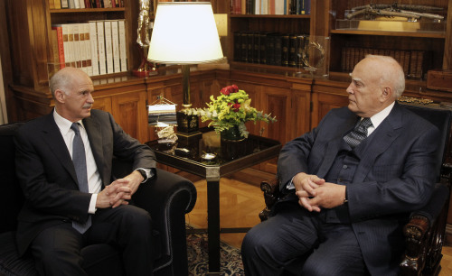 <YONHAP PHOTO-0118> ADDS DAY AND DATE - Greek President Carolos Papoulias, right, talks at his office with the Greek Prime Minister George Papandreou after the announcement that agreement reached on forming interim government, Wednesday Nov. 9, 2011. (AP Photo/Petros Giannakouris, Pool)/2011-11-10 01:58:00/ <저작권자 ⓒ 1980-2011 ㈜연합뉴스. 무단 전재 재배포 금지.>
Greek President Karolos Papoulias (right) talks at his office with the Greek Prime Minister George Papandreou on Wednesday. AP-Yonhap News