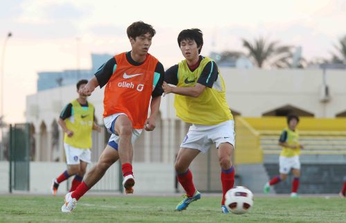 <YONHAP PHOTO-2389> 훈련하는 박주영 (두바이=연합뉴스) 김현태 기자 = 2014 브라질 월드컵 최종예선 진출의 교두보가 될 중동 2연전에 나선 축구대표팀이 9일 오후(현지시간) UAE 두바이의 알와슬 훈련장에서 현지적응훈련을 하는 가운데 박주영이 훈련을 하고 있다. 아랍에미리트(UAE)와의 월드컵 3차 예선 4차전은(한국시간 11일 오후 9시45분)에 치러진다. 2011.11.9 mtkht@yna.co.kr/2011-11-09 22:30:13/ <저작권자 ⓒ 1980-2011 ㈜연합뉴스. 무단 전재 재배포 금지.>
South Korean national team striker Park Chu-young (left) vies for the ball during a training session in Dubai on Thursday.  Yonhap News