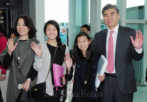 미수교 이후 129년 만의 첫 한국계 미국 대사인 성김 주한 미국대사가 10일 오후 인천국제공항을 통해 가족과 함께 입국해 취재진에게 손을 흔들고 있다.왼쪽부터 부인 정재은, 딸 에린, 에리카, 성김/ 김명섭기자 msiron@ 2011.11.10
Sung Kim (right), the new U.S. ambassador to South Korea, waves to reporters along with his wife and two daughters upon arriving at Incheon International Airport on Thursday.  Kim Myung-sub/The Korea Herald