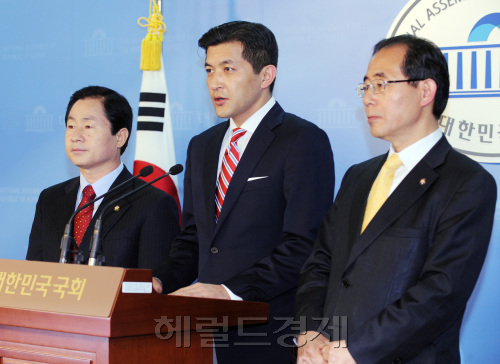 10일 국회 정론관에서 홍정욱 의원이 기자회견을 하고 있다. 박현구 기자phko@heraldm.com 2011.11.10\r\n10일 국회 정론관에서 홍정욱 의원이 기자회견을 하고 있다. 박현구 기자phko@heraldm.com 2011.11.10