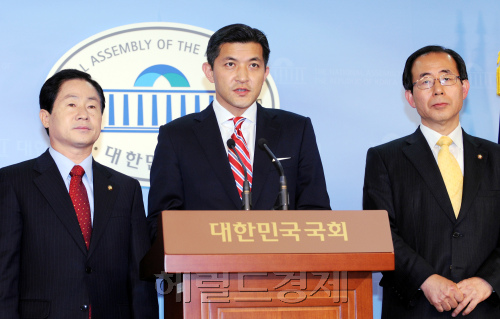 10일 국회 정론관에서 홍정욱 의원이 기자회견을 하고 있다. 박현구 기자phko@heraldm.com 2011.11.10\r\n10일 국회 정론관에서 홍정욱 의원이 기자회견을 하고 있다. 박현구 기자phko@heraldm.com 2011.11.10